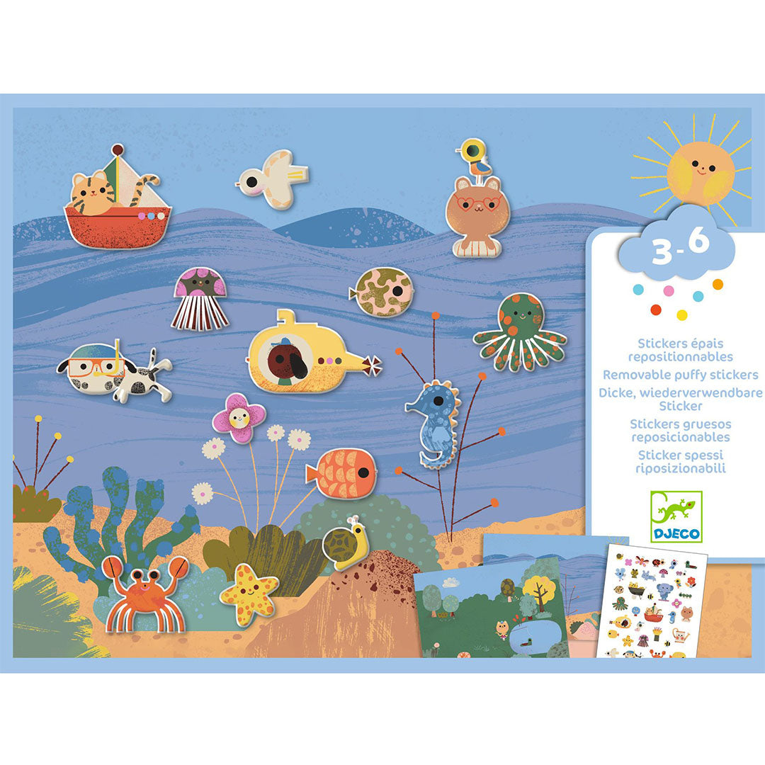 Djeco knutselset met herbruikbare stickers van zeedieren en voertuigen op een onderwaterlandschap.