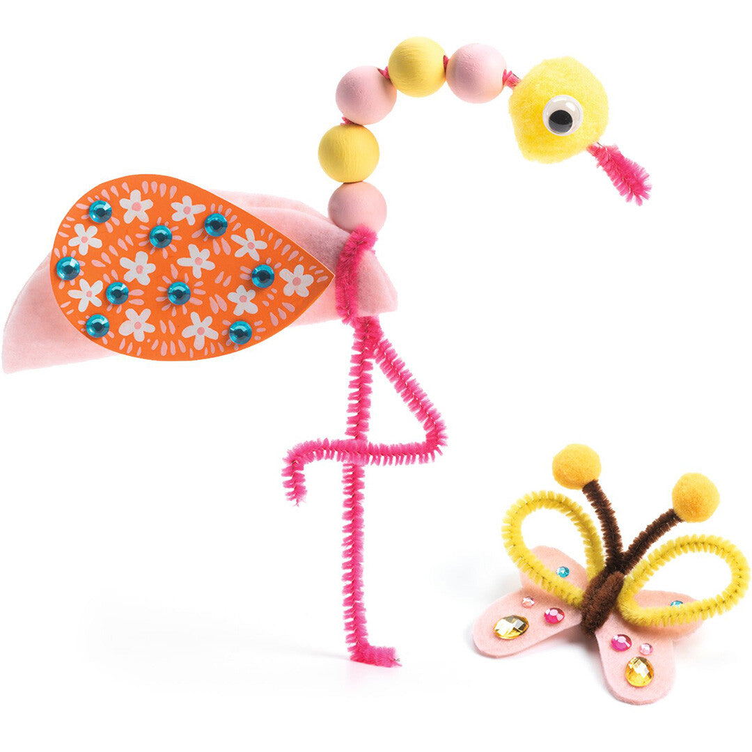 Een roze flamingo en gele vlinder, geknutseld met materialen uit de set.