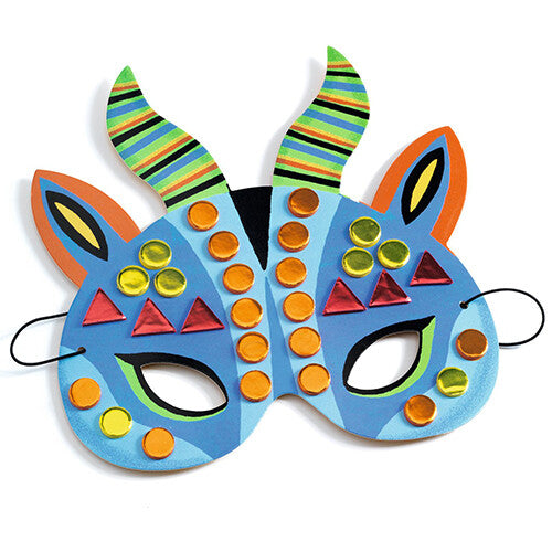 Een volledig versierd blauw jungle-masker met hoorns en kleurrijke mozaïekstickers.