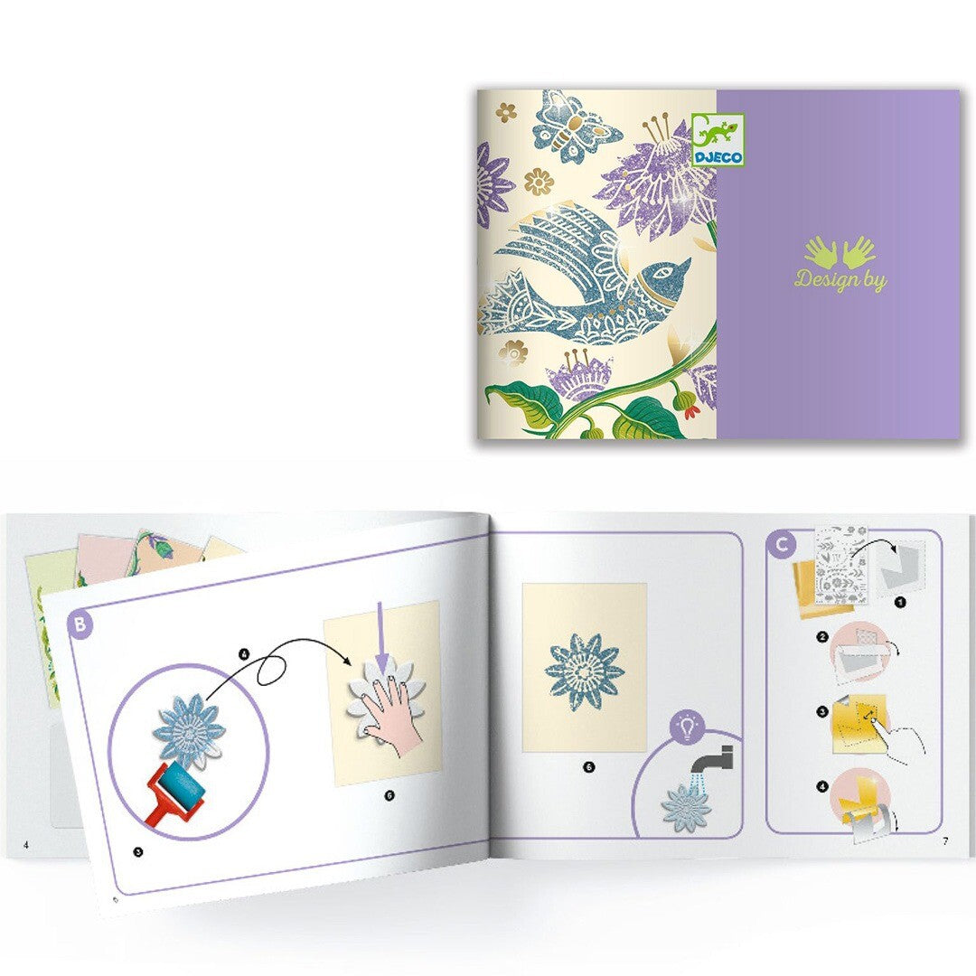 Open instructieboekje van de knutselset met stapsgewijze illustraties voor het graveren van bloemen.