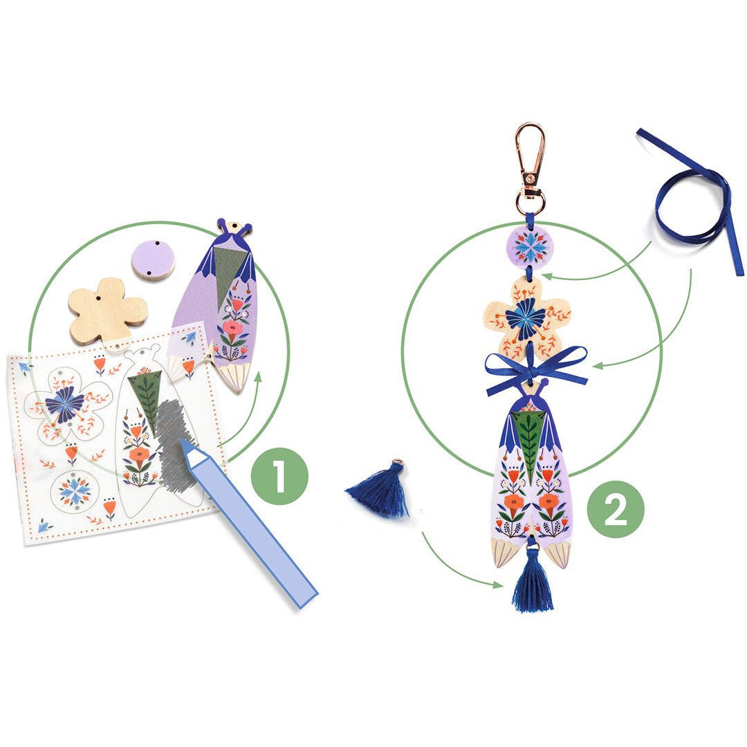 Infographic met instructies voor het decoreren en assembleren van een sleutelhanger met bloemmotieven.