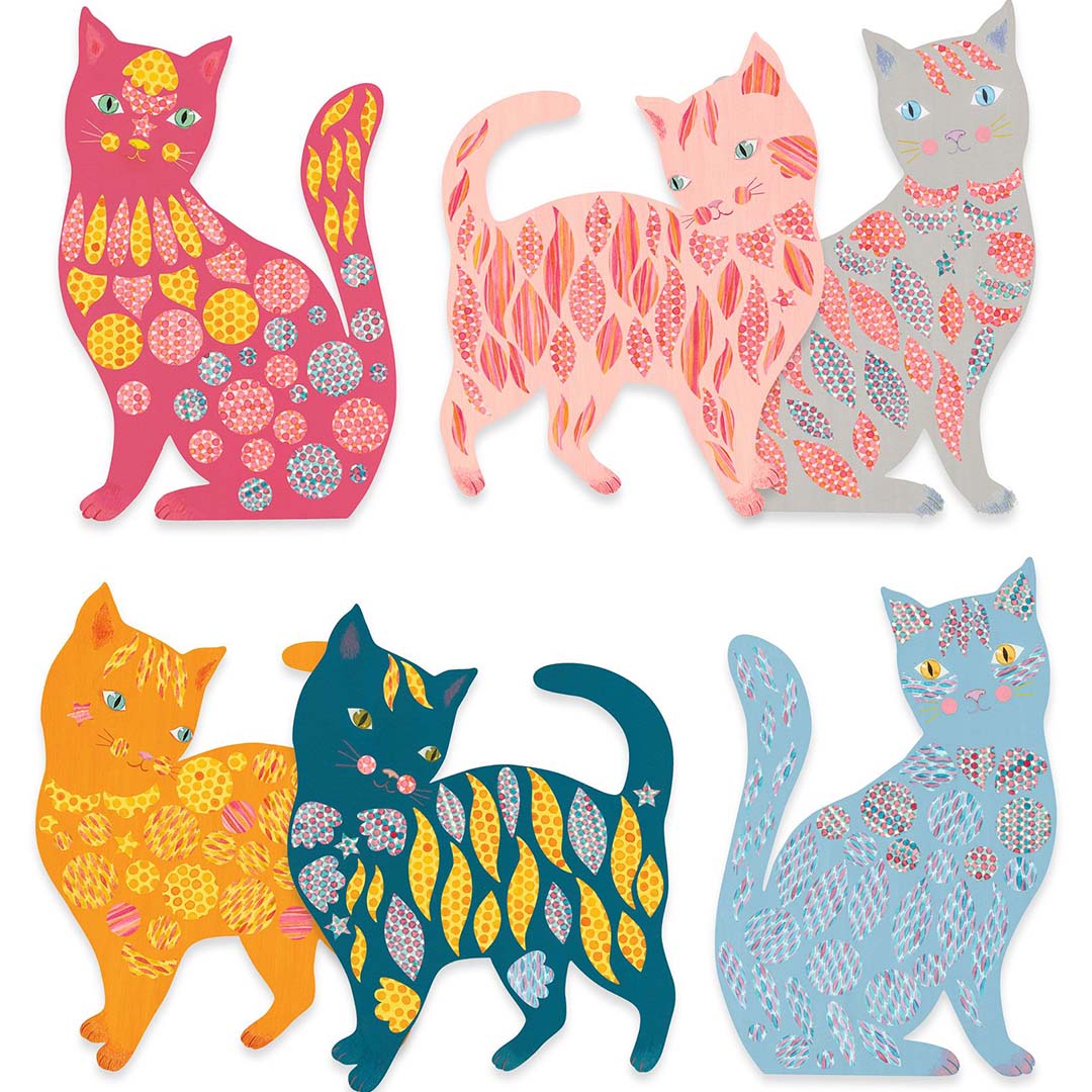 Zes kleurrijke, versierde kattenfiguren met diverse patronen.