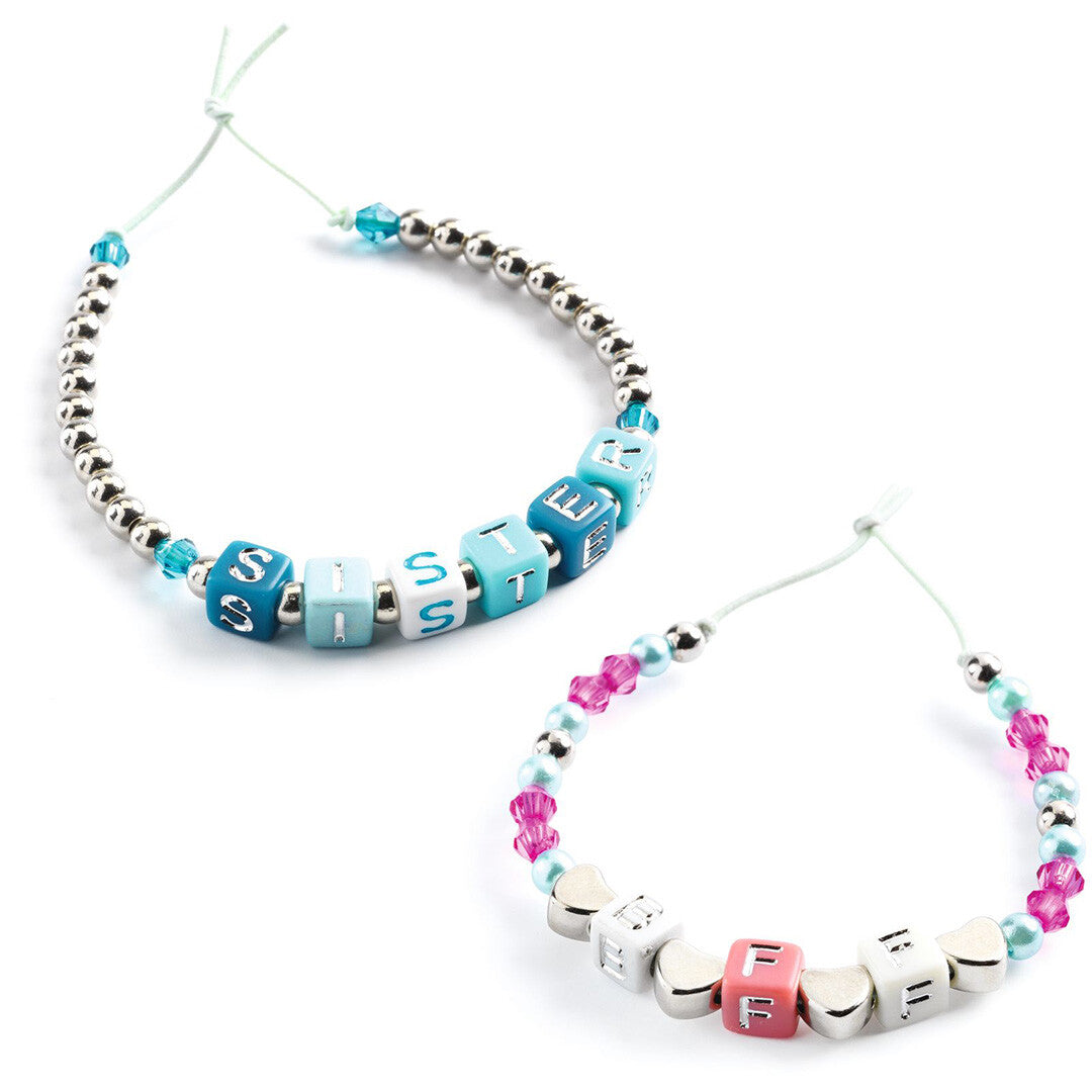 Twee gemaakte armbanden van de Djeco kralenset, één met 'SISTER' en één met 'BFF' in letterkralen.