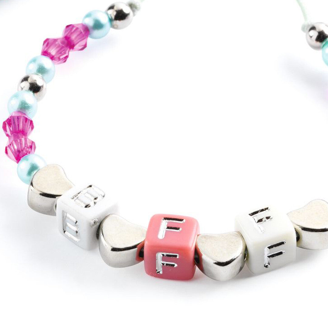 Detail van een Djeco kralenarmband met roze en witte letterkralen die 'BFF' spellen, afgewisseld met zilverkleurige hartkralen.