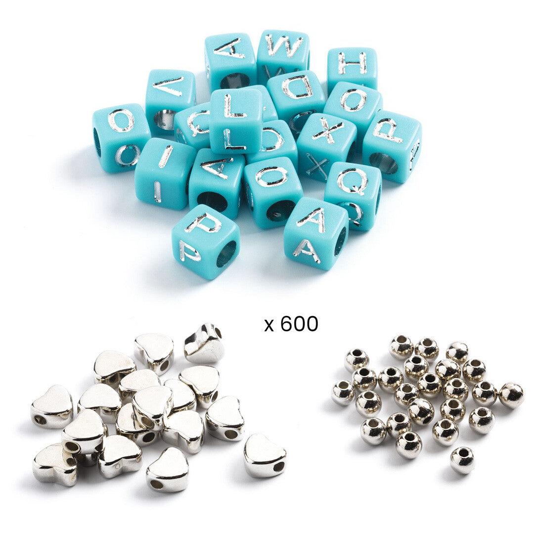 Collectie van de Djeco kralenset onderdelen, met blauwe letterkralen, zilverkleurige hartkralen en kleine ronde zilveren kralen.