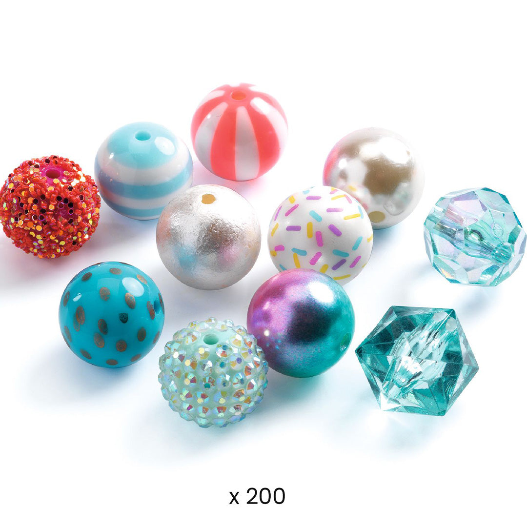 Diverse veelkleurige bubbelkralen met strepen, stippen en texturen.