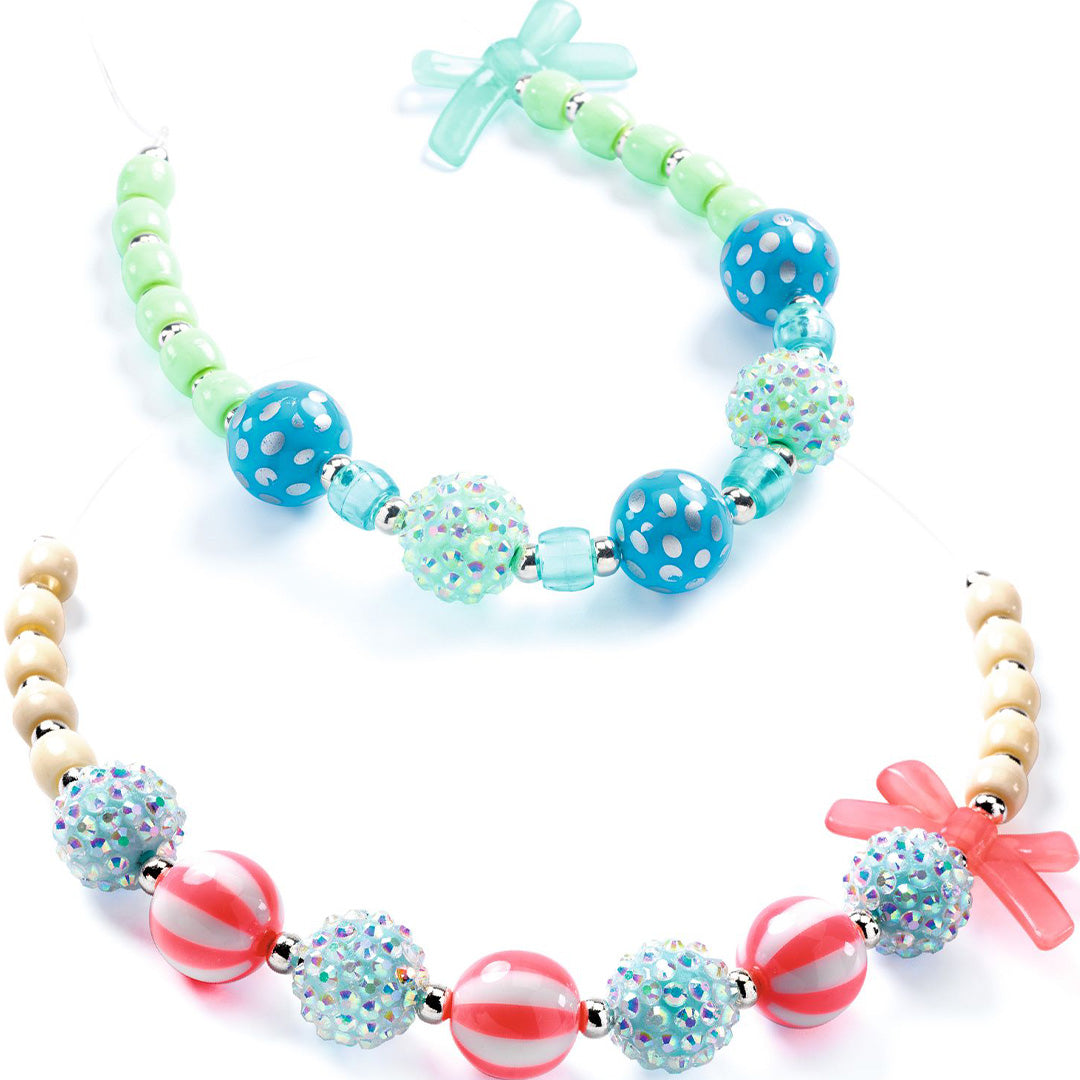 Twee gemaakte kettingen met de bubbelkralen in blauw, groen en roze.