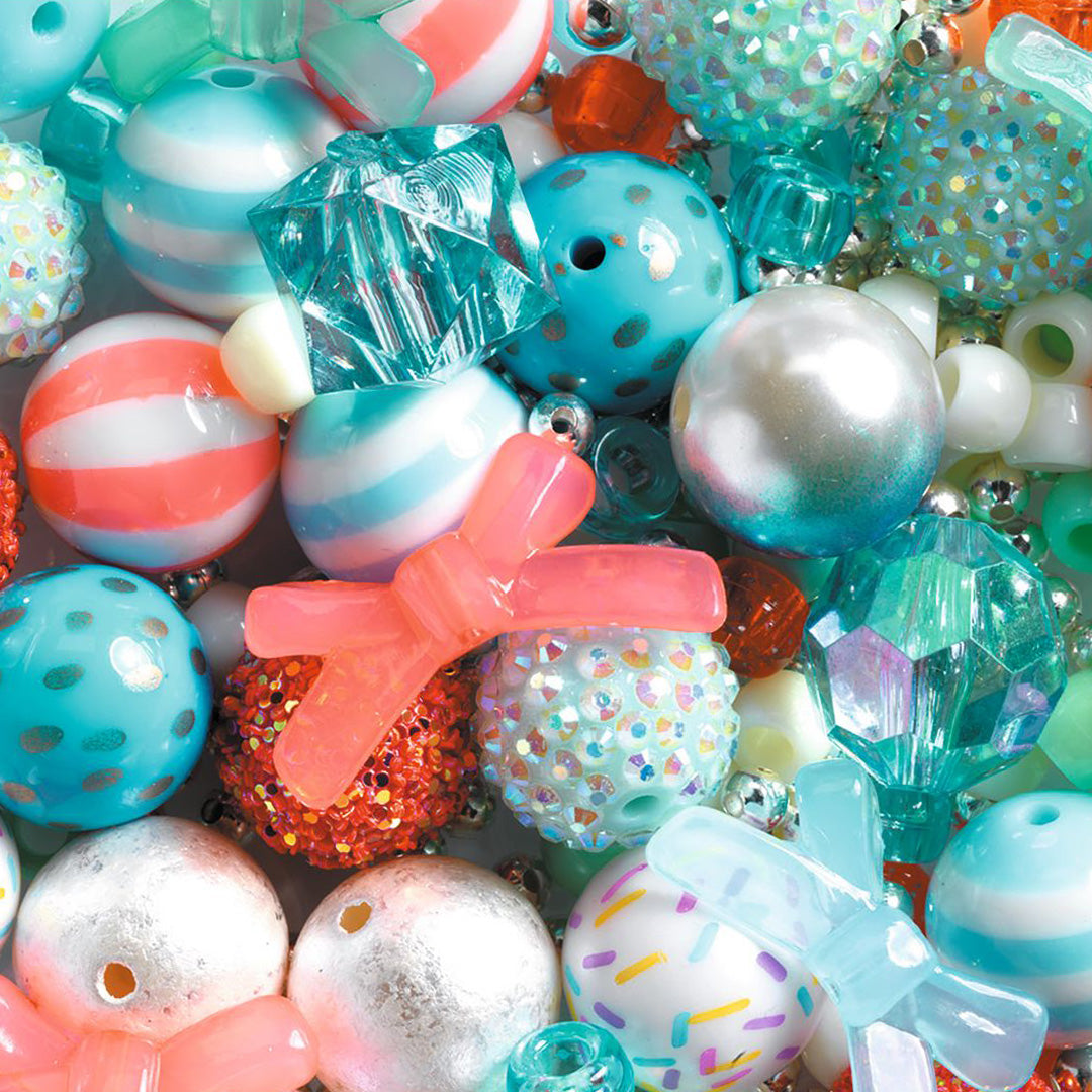 Close-up van veelkleurige bubbelkralen met verschillende patronen en strikjes.