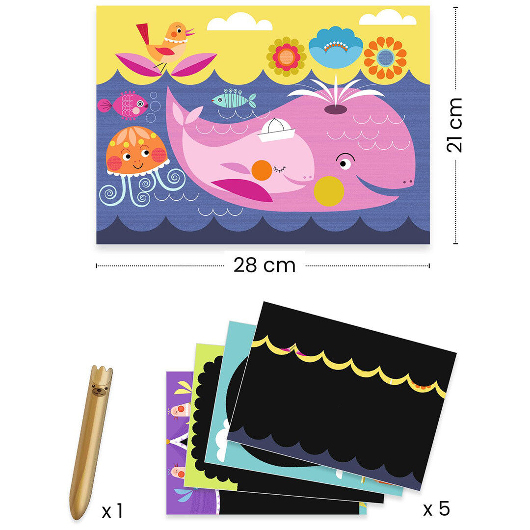 Een Djeco kraskaart met een roze walvis en kwallen, een houten kraspen en een stapel van vijf zwarte kraskaarten met afmetingen.