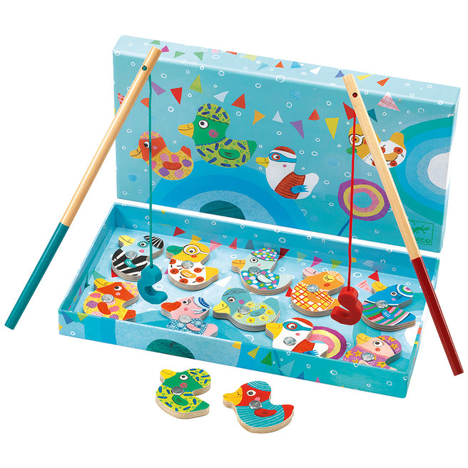Djeco magnetisch visspel met kleurrijke houten eendjes in een open doos met twee hengels.