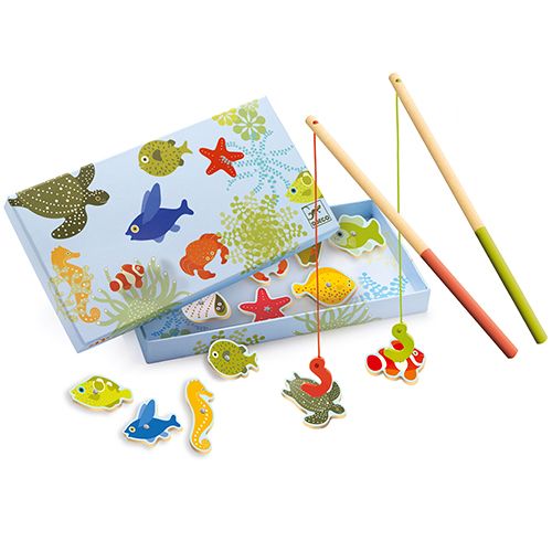 Djeco magnetisch visspel met houten zeedieren en twee vishengels, uitgestald naast de open doos.