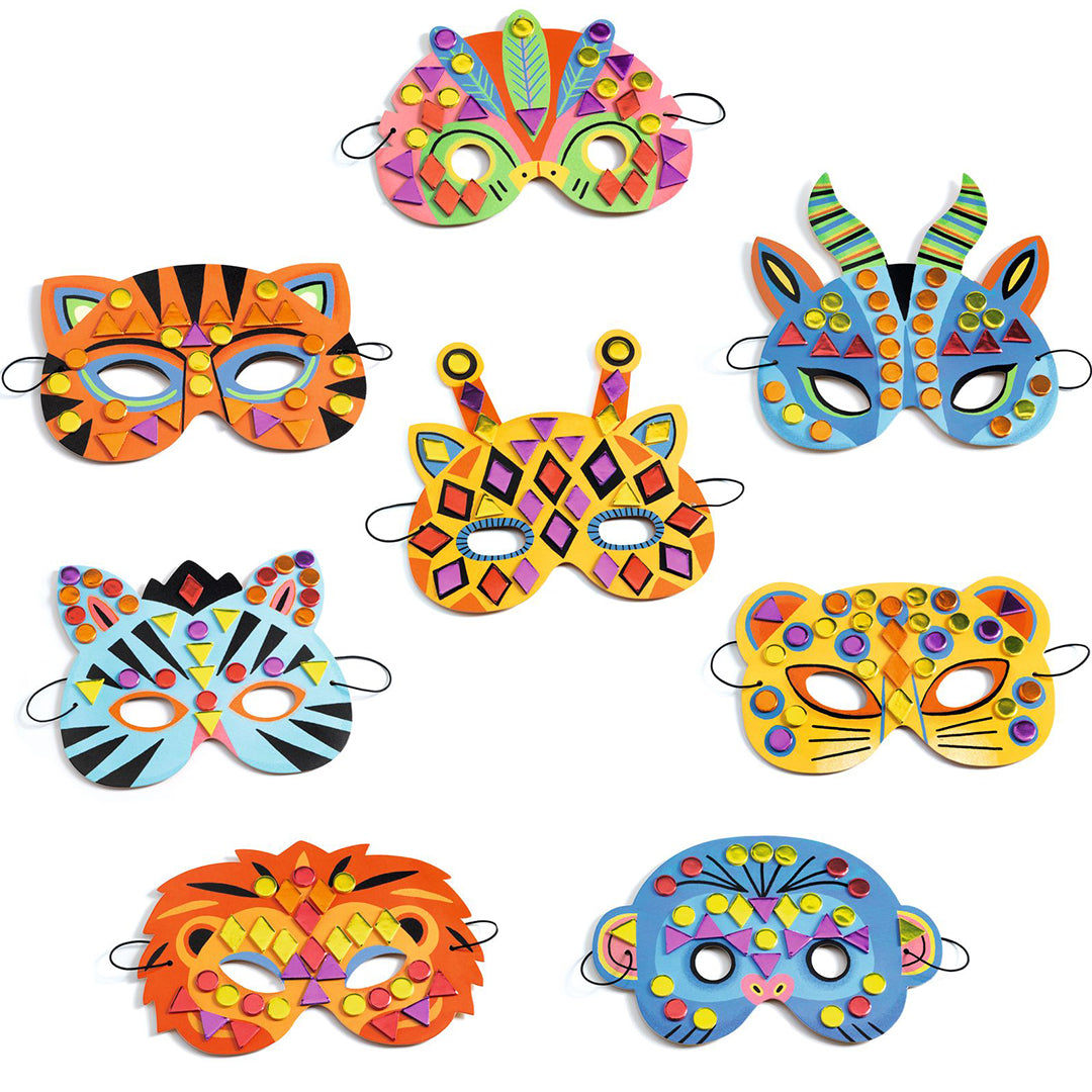 Acht kleurrijke, versierde jungle-maskers, waaronder een giraffe en een tijger.