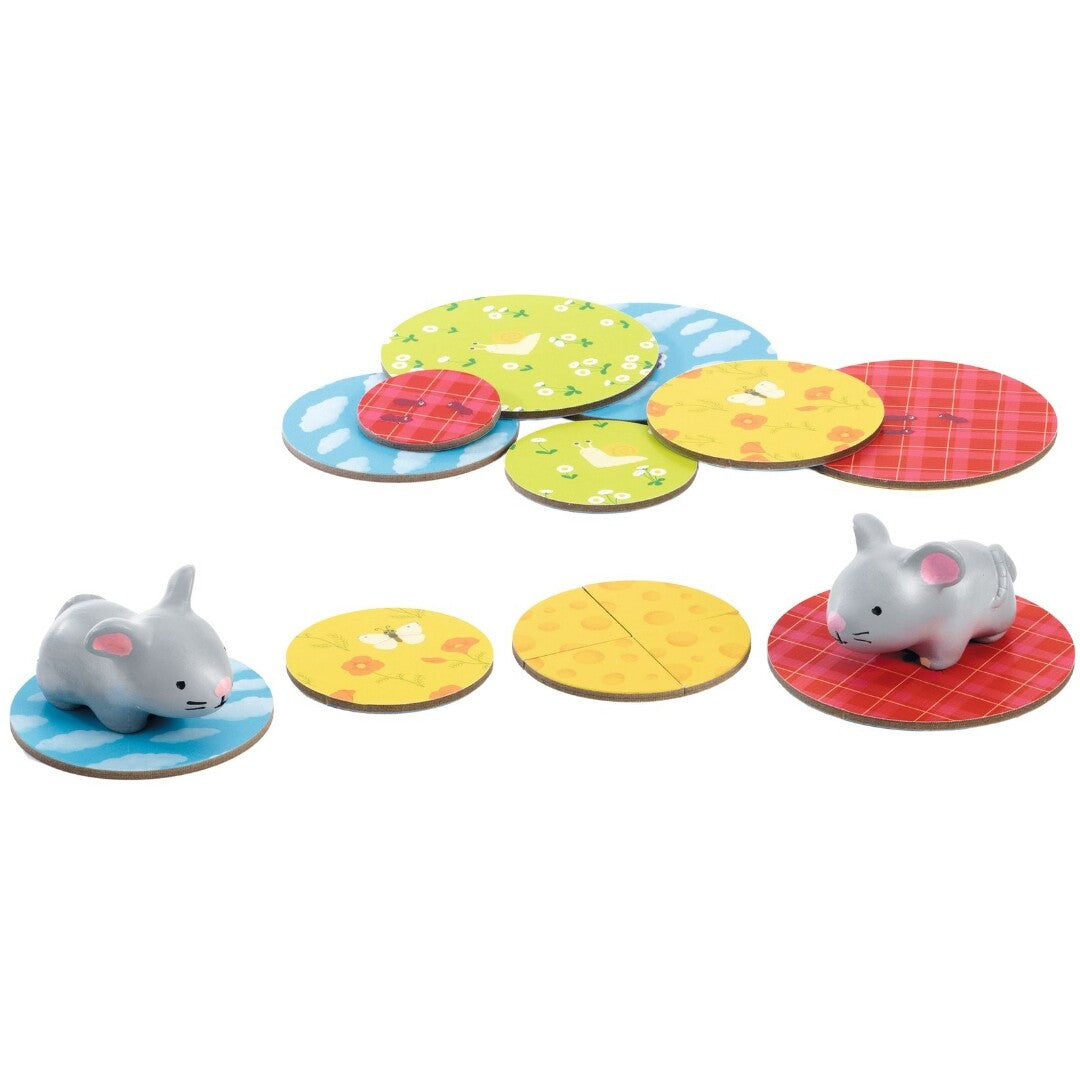 Onderdelen van het Little Lucky bordspel met twee muisfiguurtjes en ronde speelkaarten.