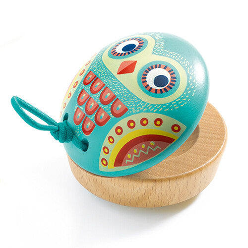 Djeco houten castagnetten met een kleurrijk uilontwerp.