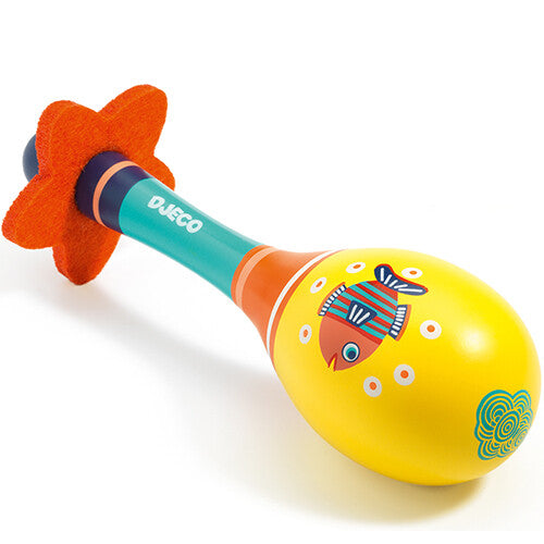 Djeco houten maraca met een gele kop en een visontwerp.