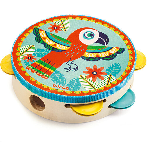 Djeco houten tamboerijn met een kleurrijke papegaai en bloemenpatroon.