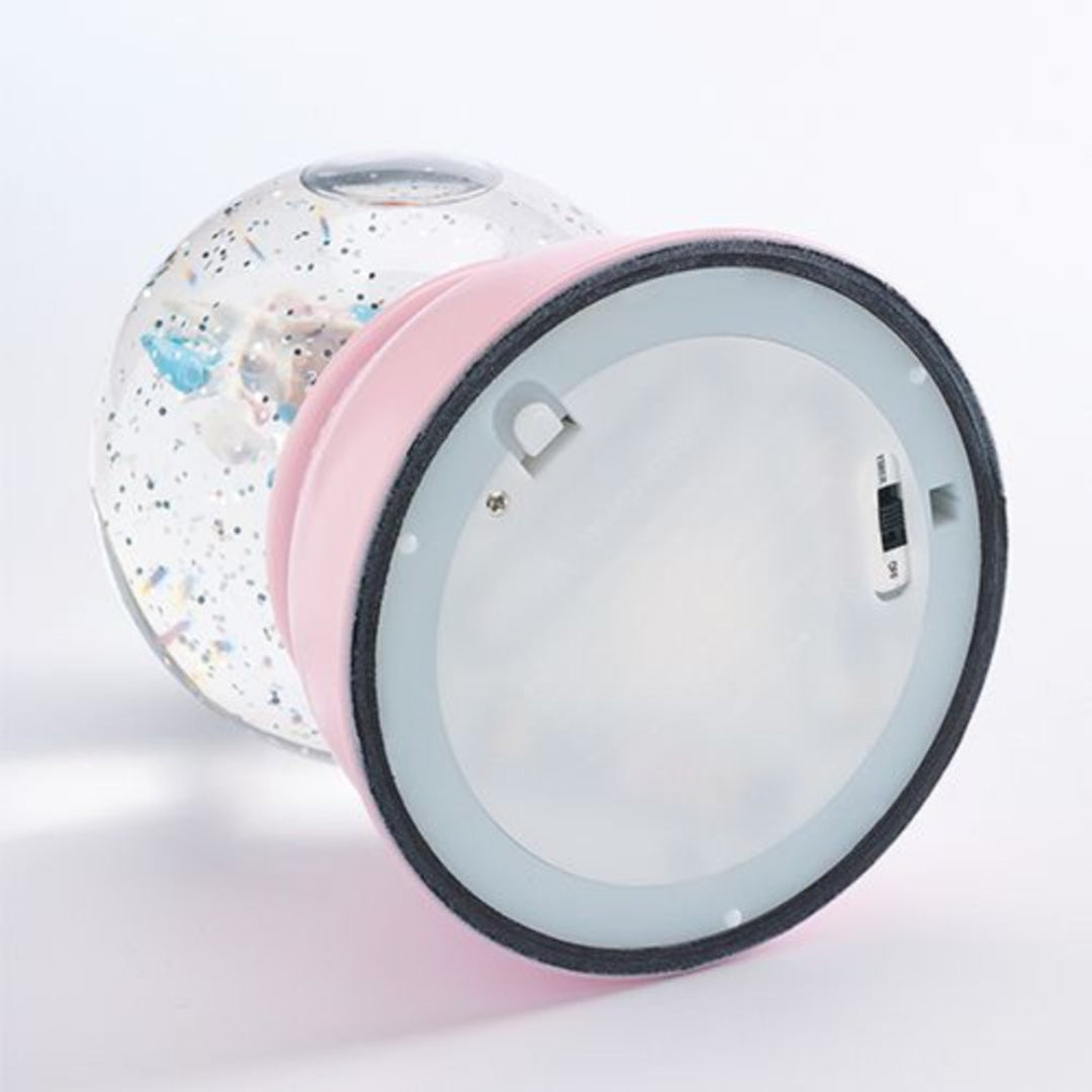De onderkant van het roze nachtlampje met batterijvak en aan/uit-schakelaar.