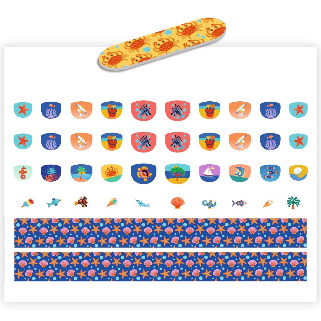 Collectie nagelstickers met mediterraans thema en een nagelvijl, plat gelegd.