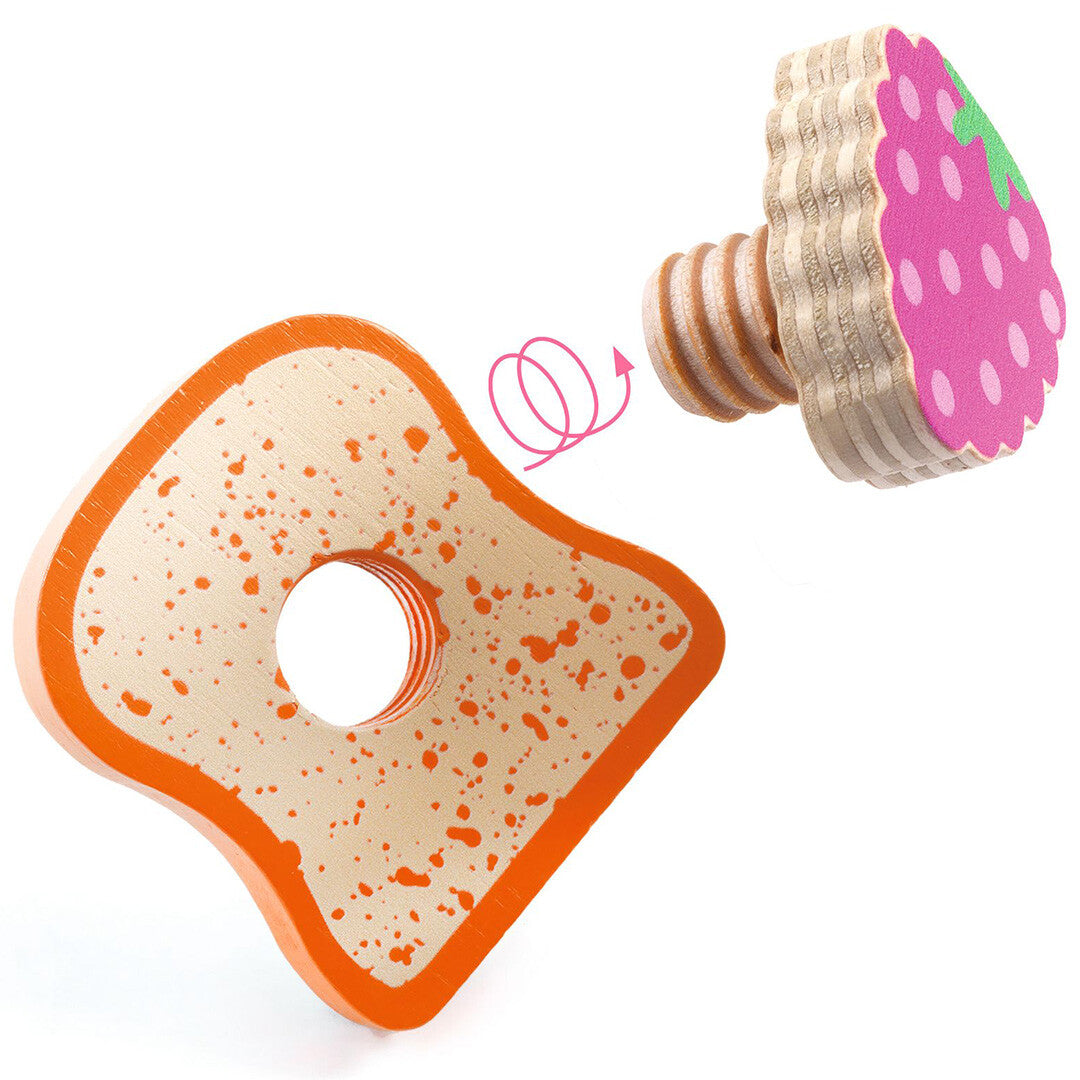 Detail van een houten toastje en een aardbei-vormig schroefstukje van de Djeco speelgoed ontbijtset.