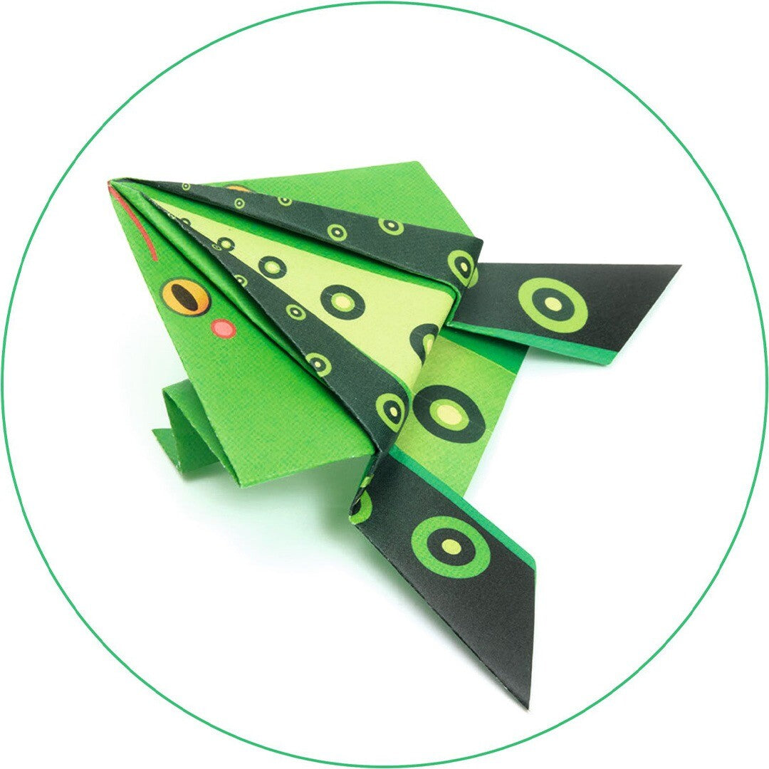 Een close-up van een gevouwen groene origami springkikker met zwarte en lichtgroene patronen.