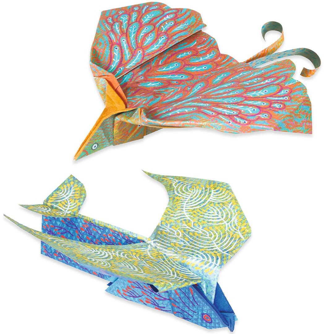 Twee kleurrijke Djeco origami vogels, een pauw en een andere vogel, liggen naast elkaar.