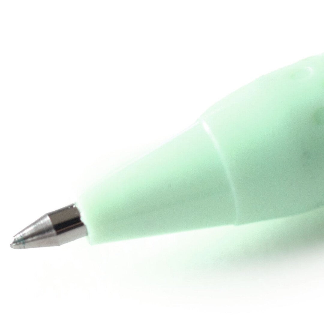 Detailopname van de punt van een lichtgroene uitwisbare pen.