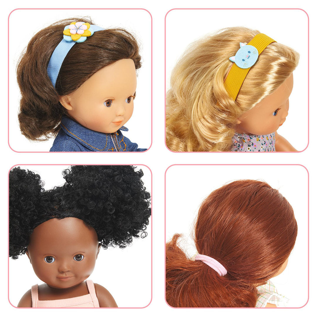 Vier detailfoto's van poppen met de haaraccessoires uit de Djeco Pomea haarstyling set, waaronder haarbanden en een elastiekje.