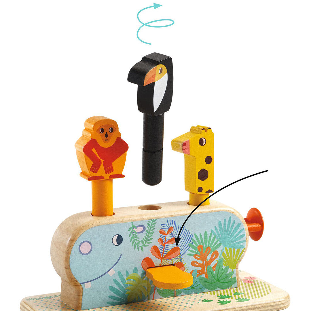Djeco houten pop-up spel met een toekanfiguur die omhoog draait uit de basis, met een pijl die de draaibeweging toont.