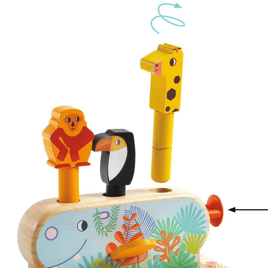 Djeco houten pop-up spel met een giraffe die omhoog draait uit de basis, met een pijl die de oranje knop aan de zijkant aanwijst.