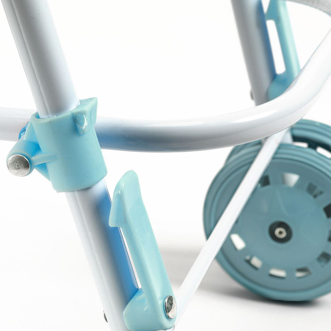 Detail van het blauwe plastic scharnier en het frame van de poppenbuggy.