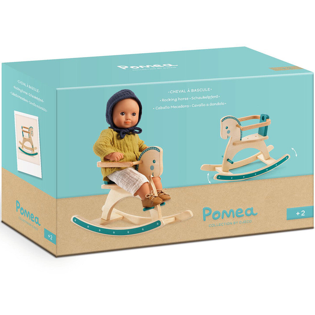 Verpakking van het Djeco Pomea houten poppenhobbelpaard met afbeeldingen van het speelgoed.