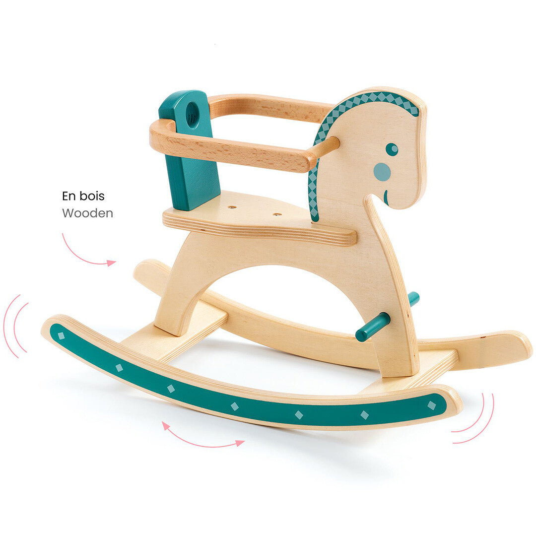 Djeco houten poppenhobbelpaard met tekst 'Wooden' en pijlen die de schommelbeweging aangeven.
