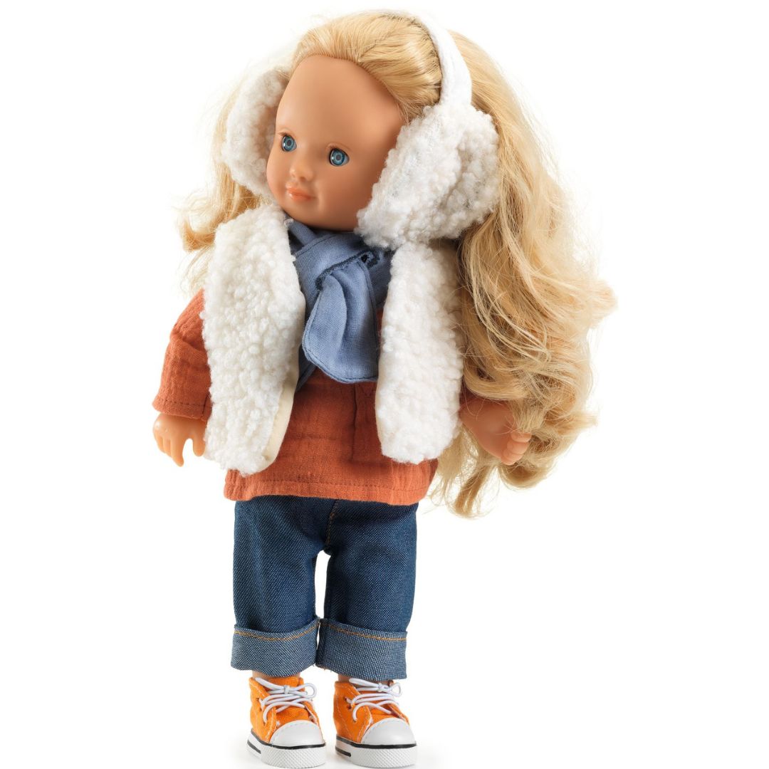 Een pop met blond haar draagt de Djeco poppenkleding set met een wit vest, witte oorwarmers en een blauwe sjaal.