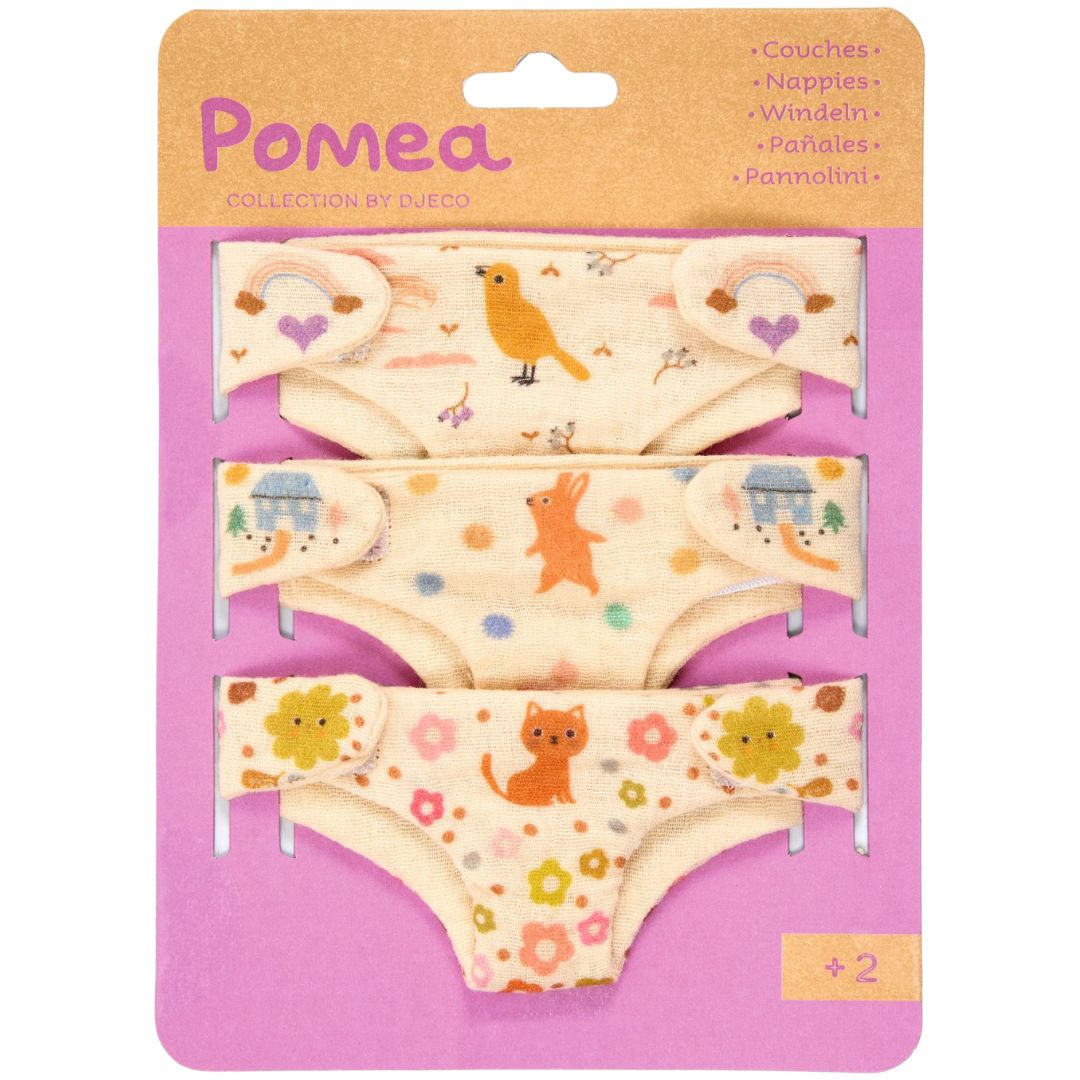 De verpakking van de Djeco Pomea set met drie stoffen poppenluiers.