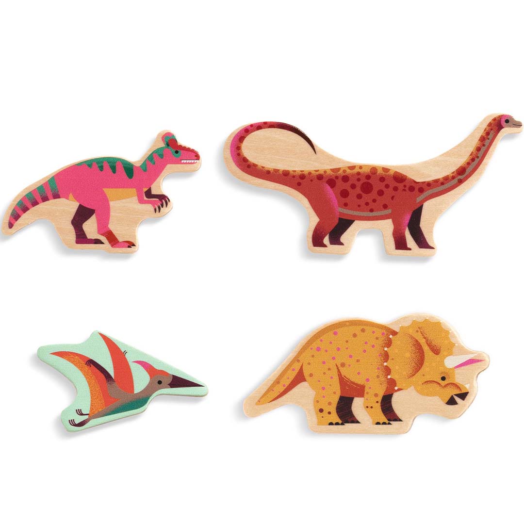 Vier losse, kleurrijke houten dinosaurus puzzelstukken, waaronder een roze, oranje, vliegende en triceratops.