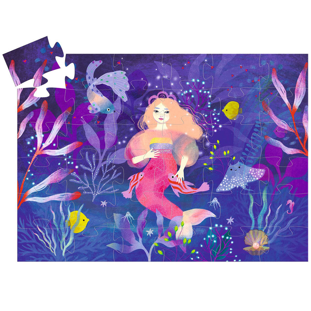 Een Djeco legpuzzel van 36 stukjes met een zeemeermin en zeedieren in een onderwaterwereld, met één los stukje.