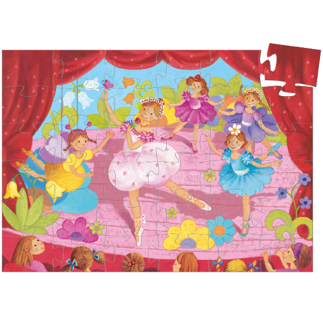 De complete Djeco legpuzzel van 36 stukjes toont zes ballerina's op een roze podium met bloemen en een publiek.