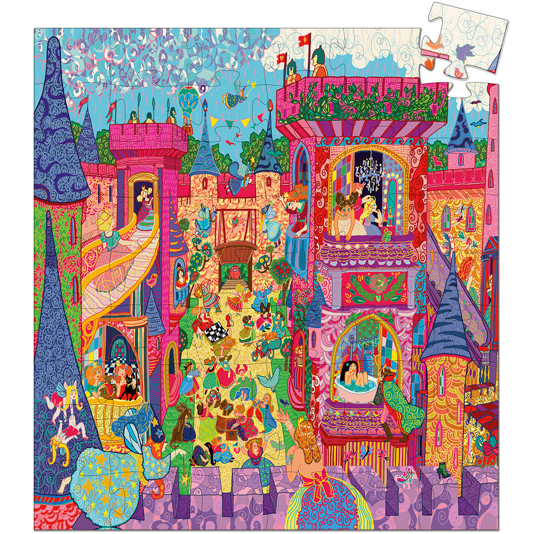 Een kleurrijke legpuzzel van een feeënkasteel met veel figuren en details, met één losse puzzelstukje.