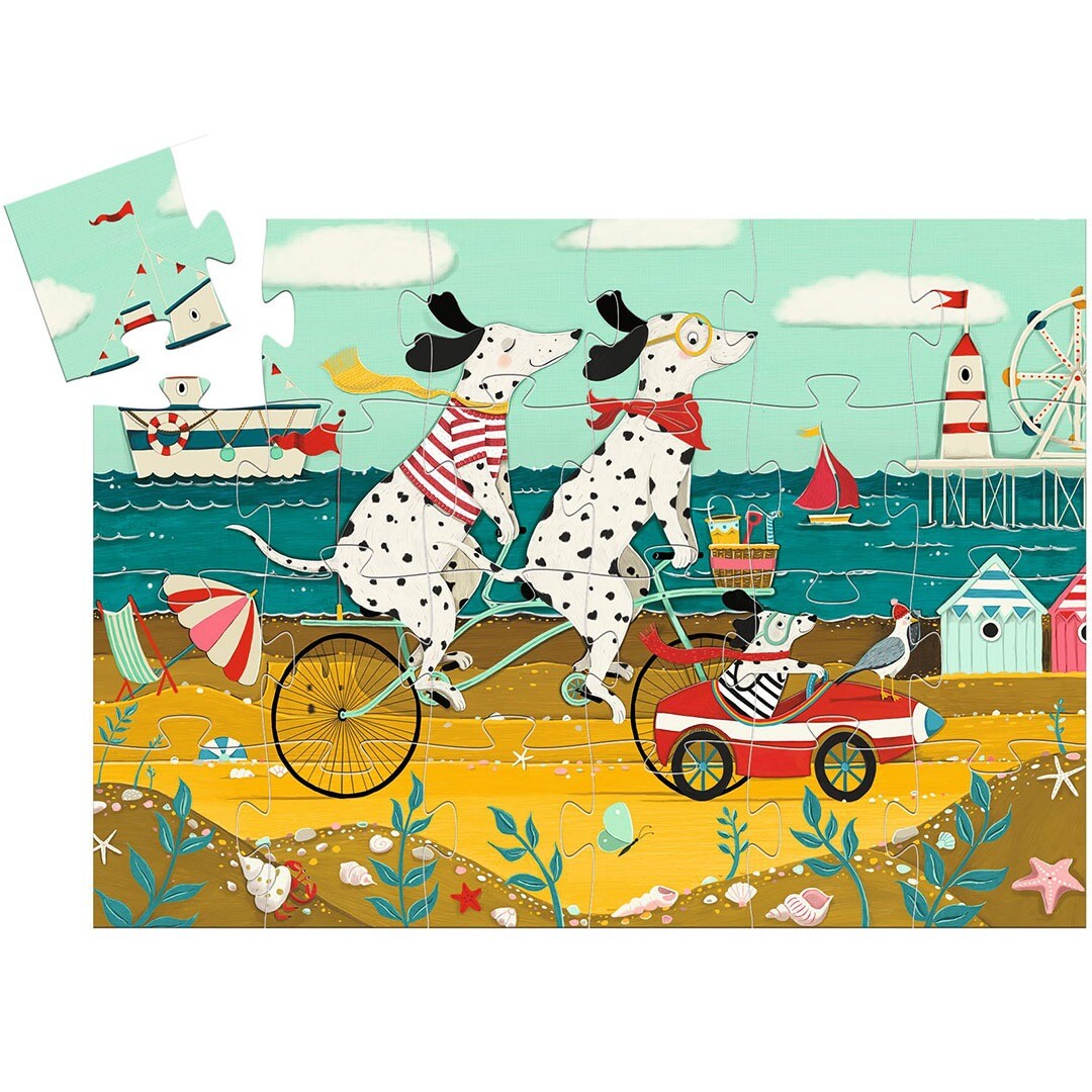 Voltooide Djeco legpuzzel van twee dalmatiërs op een tandemfiets met een karretje op het strand.