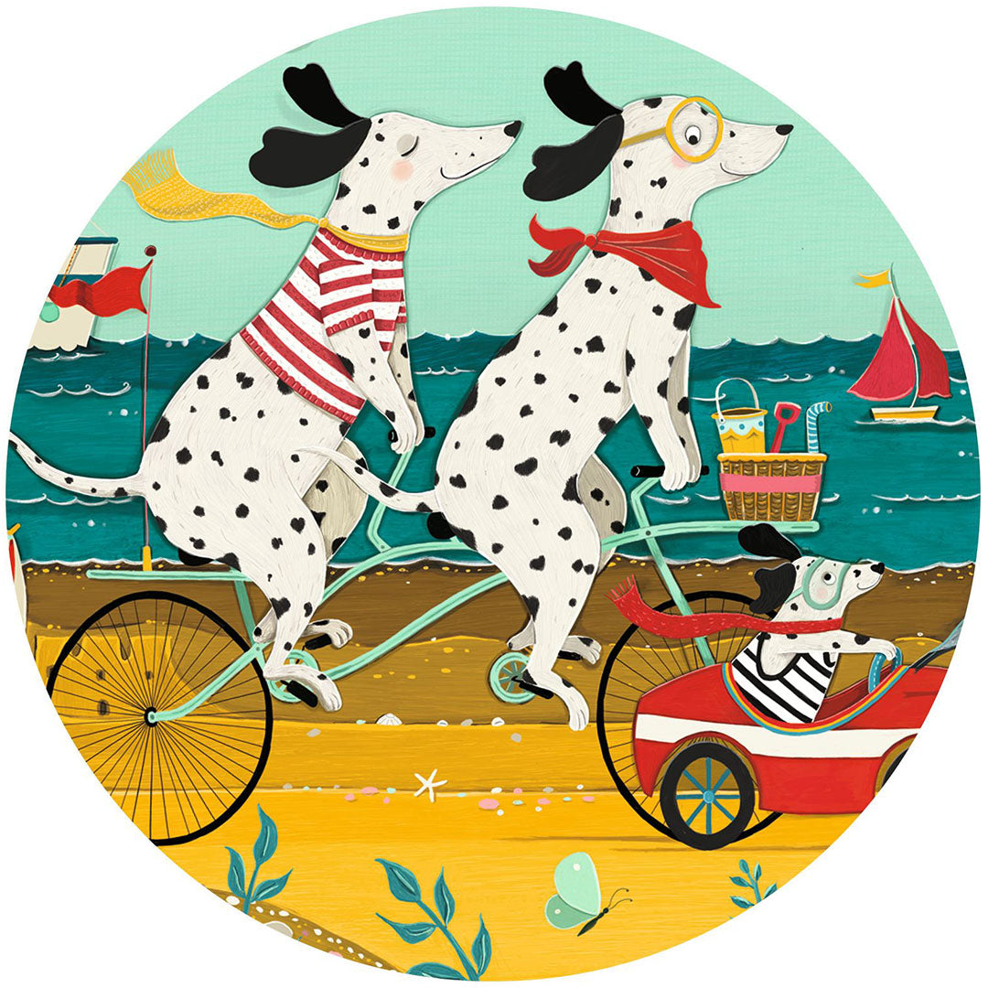 Detail van de Djeco legpuzzel met twee dalmatiërs op een tandemfiets en een karretje op het strand.