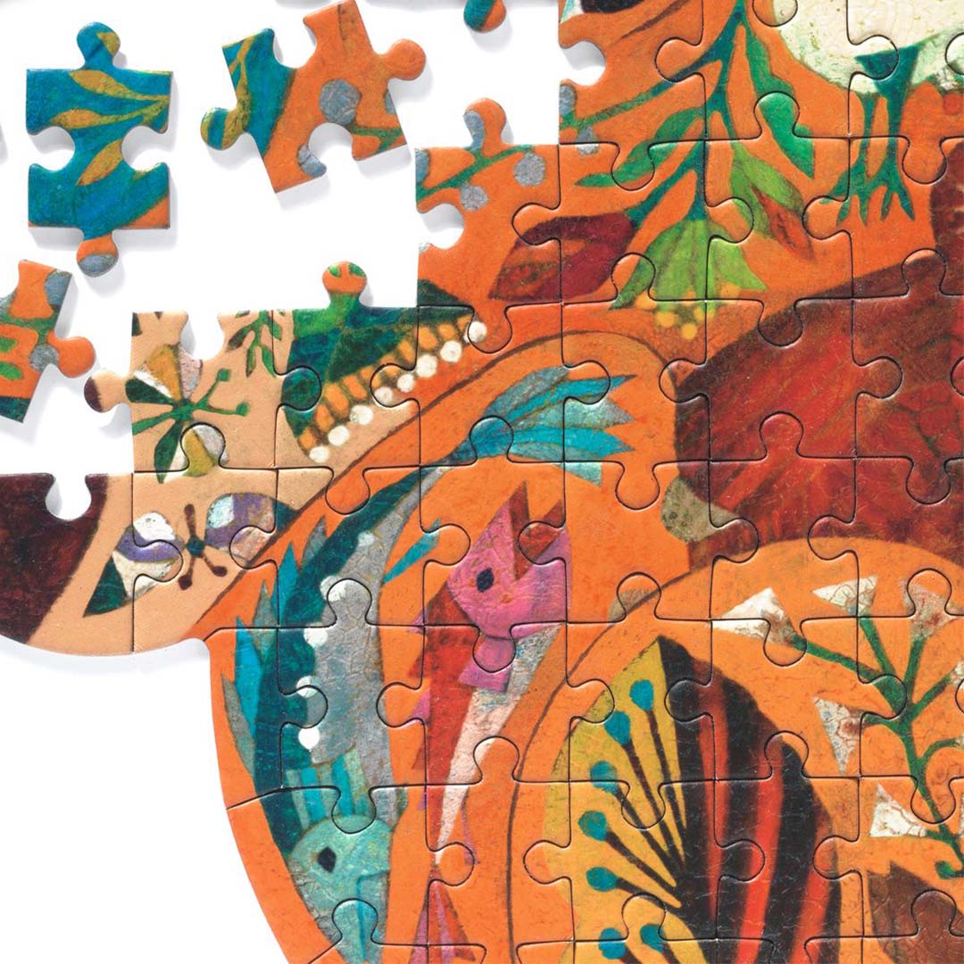 Detail van de Djeco Puzz'Art beren legpuzzel met enkele losse stukjes en het kunstzinnige dierenpatroon.