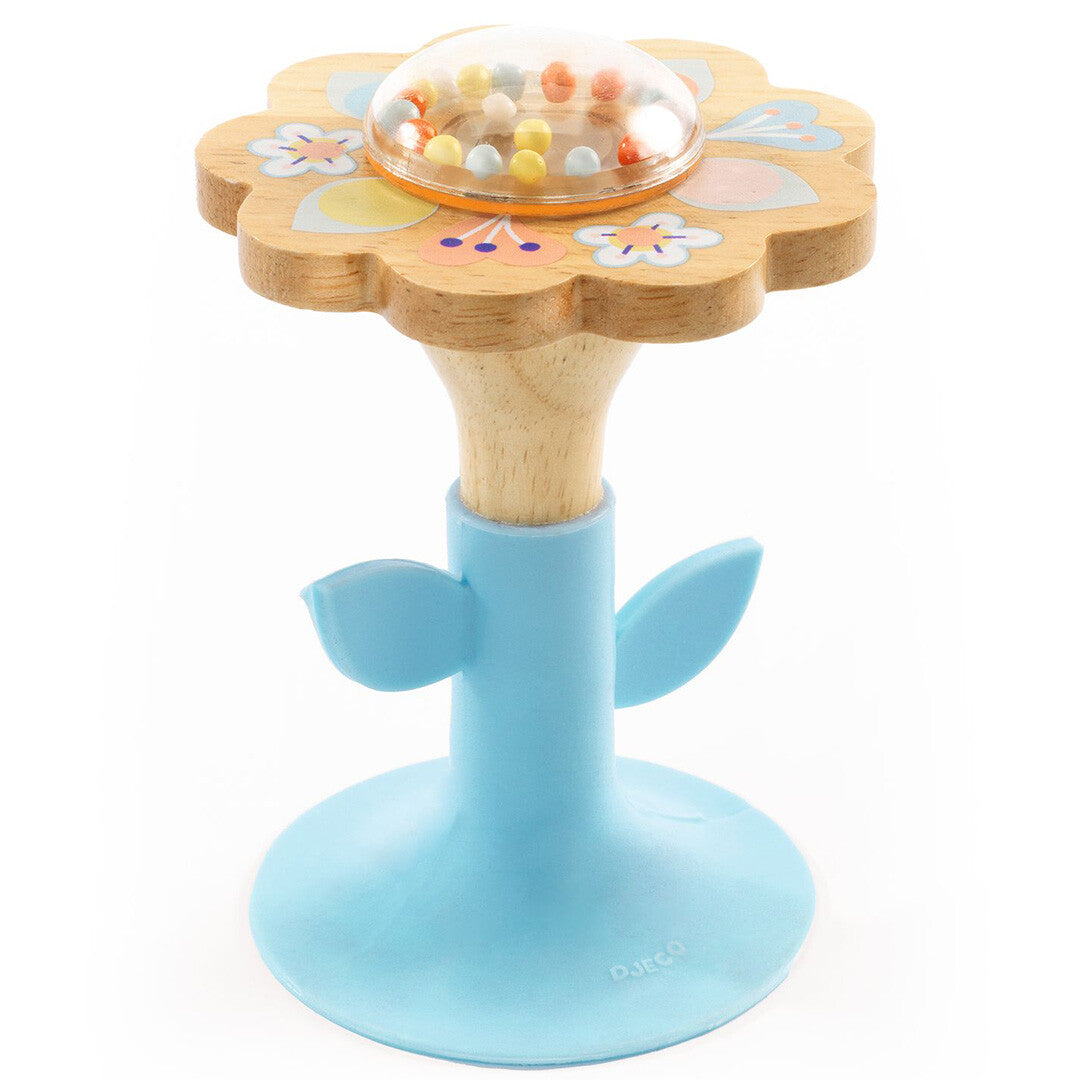 Djeco babyspeelgoed rammelaar in de vorm van een blauwe bloem met houten blaadjes en gekleurde balletjes.