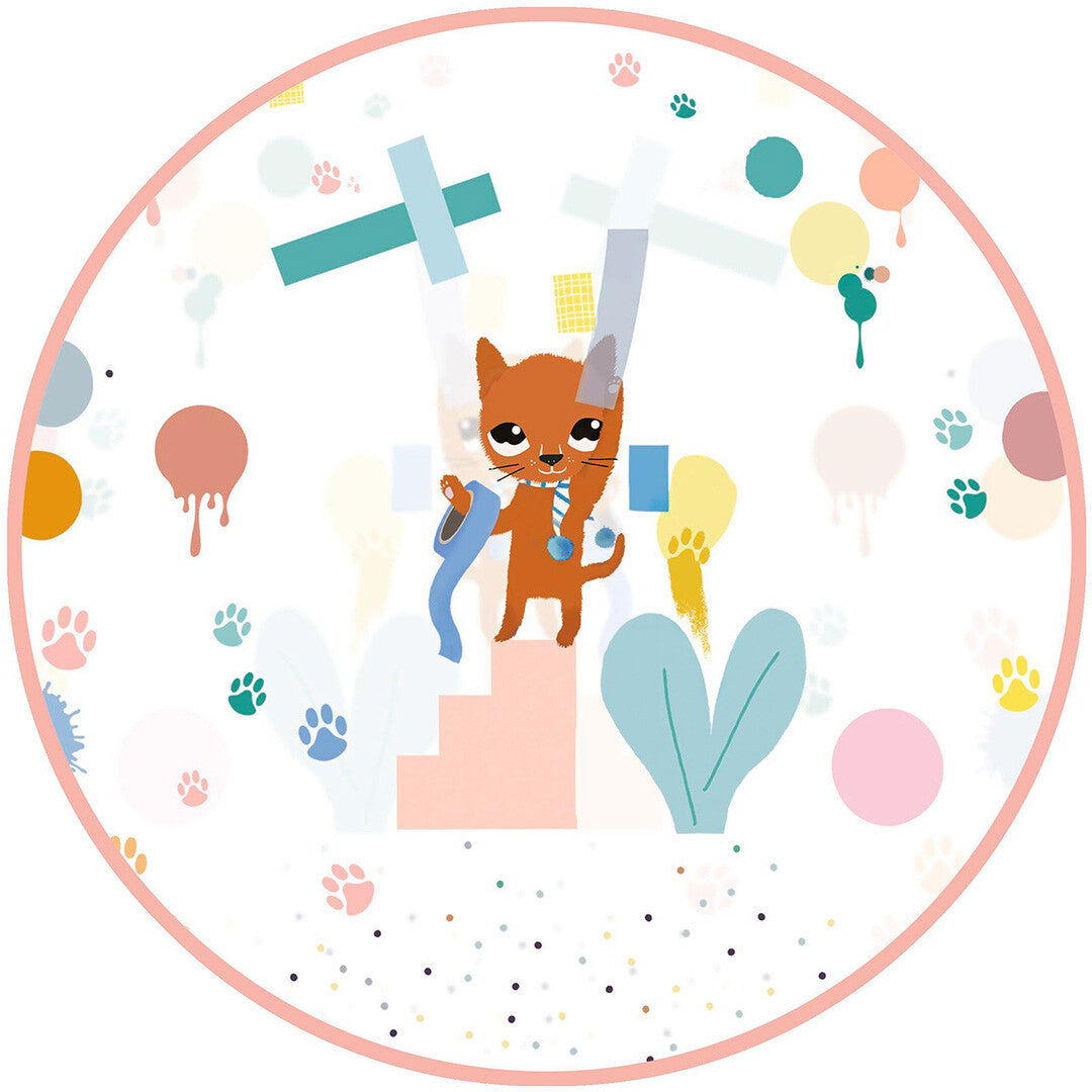 Detail van de regenponcho met een oranje kat, kleurrijke stippen en pootafdrukken.