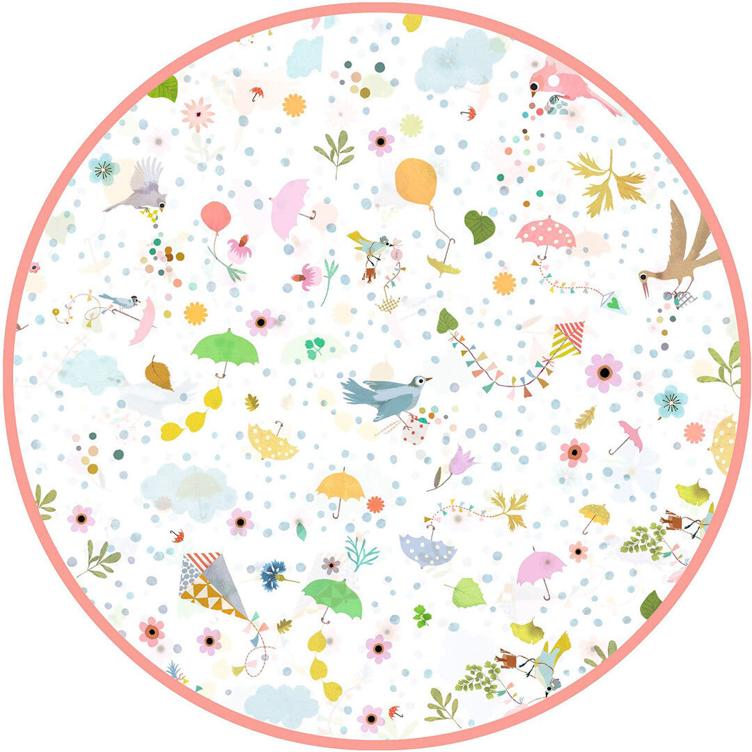 Detail van het patroon op de kinder regenponcho met bloemen, vogels, vliegers en paraplu's.