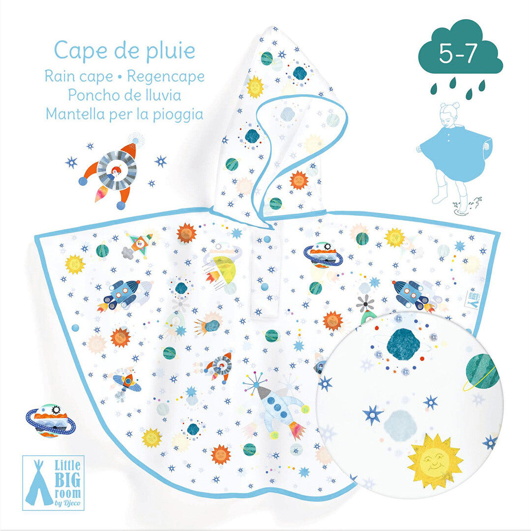 Infographic van de Djeco kinder regenponcho met raketten en sterrenpatroon, inclusief draagvoorbeeld.
