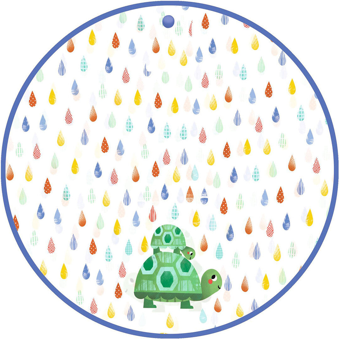 Detail van de Djeco kinder regenponcho met een patroon van kleurrijke regendruppels en twee groene schildpadden.