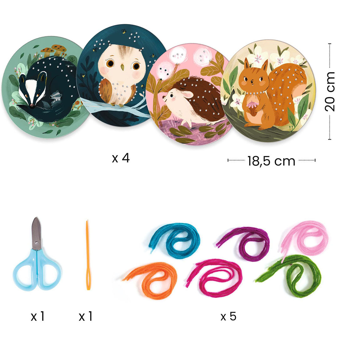 Infographic van de Djeco rijgkaarten hobbyset met vier dierenkaarten, schaar, naald en diverse kleuren wol.
