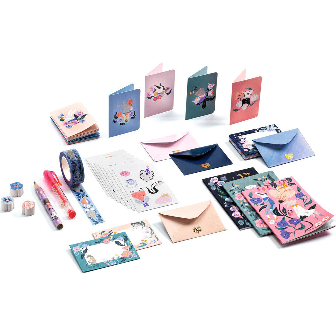 Djeco schrijfset voor kinderen met kaarten, enveloppen, stickers, washi-tape, pen en potlood met dieren- en bloemenillustraties.