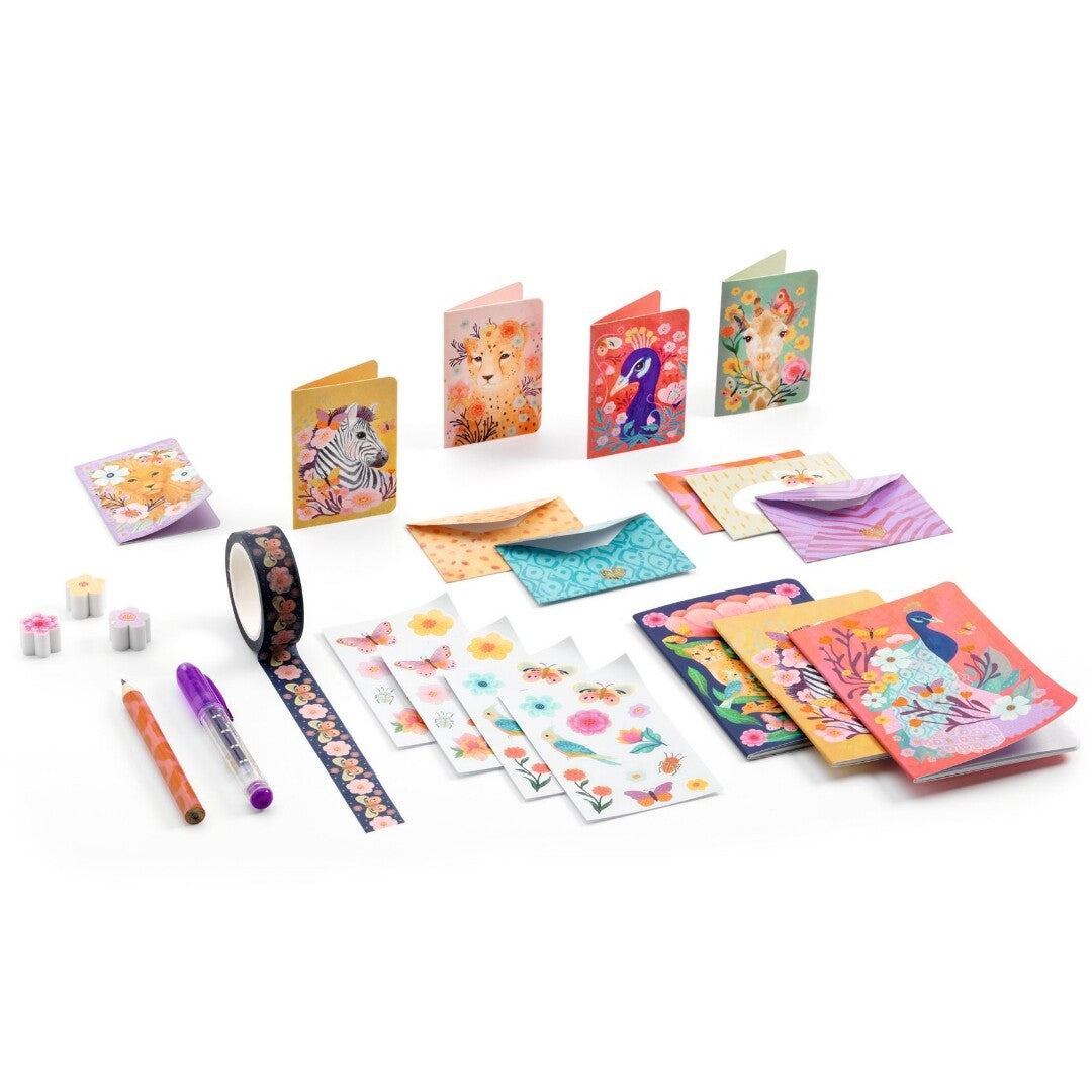 Djeco schrijfset met mini-kaarten, enveloppen, washi tape en een pen, versierd met dieren en bloemen.