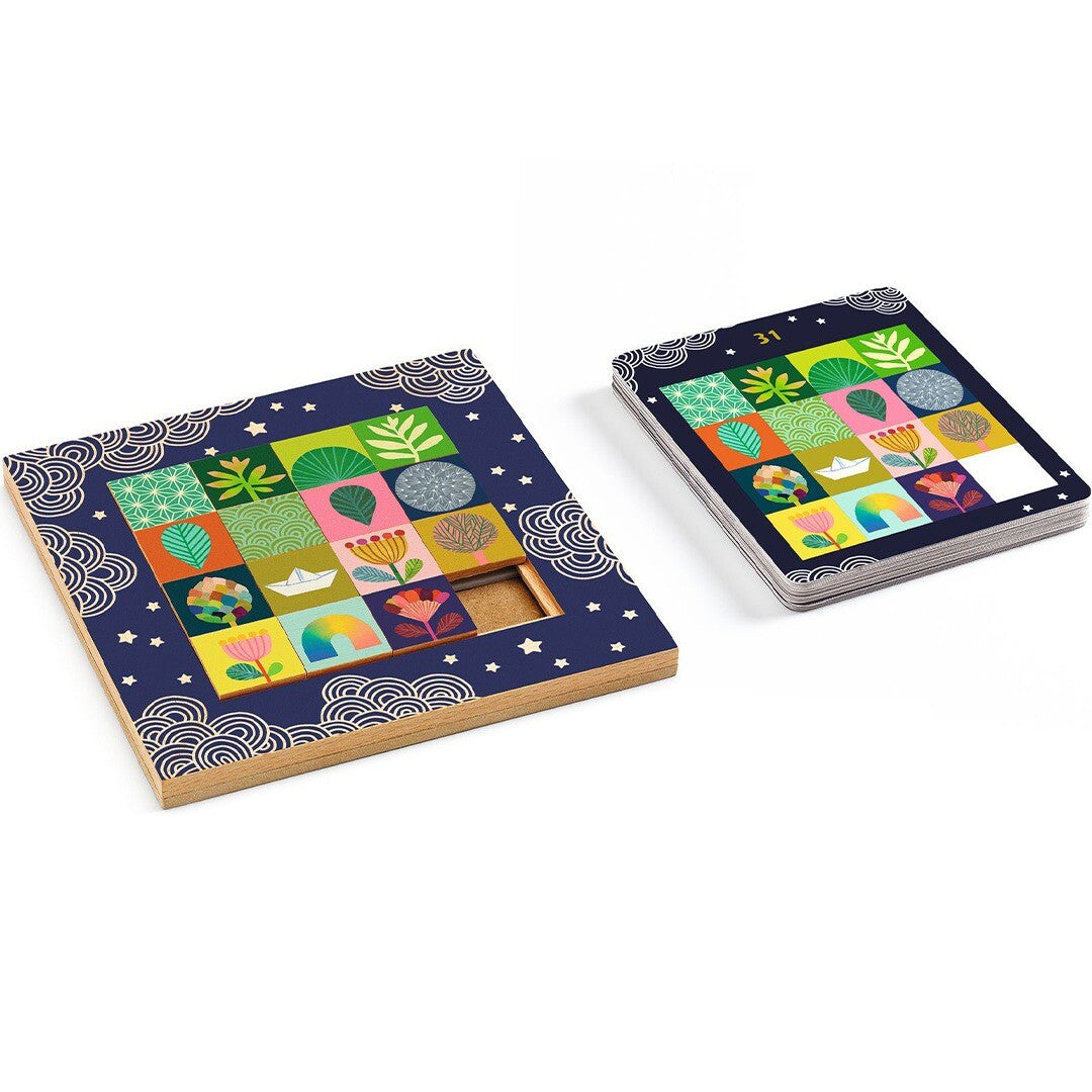 Djeco houten schuifpuzzel met kleurrijke bloem- en bladpatronen en een stapel uitdagingskaarten.